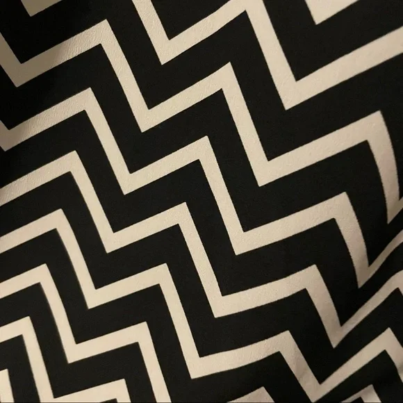 Candie’s Black and White Chevron Short Cap Sleeve Blouse - Picture 3 of 7